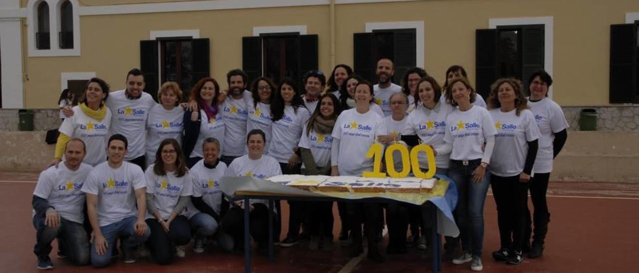 Los profesores de La Salle posan con la tarta conmemorativa, ayer.