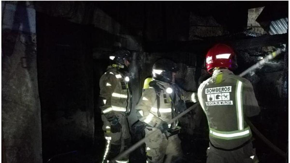 tres bomberos controlan un incendio en una vivienda de Archena.