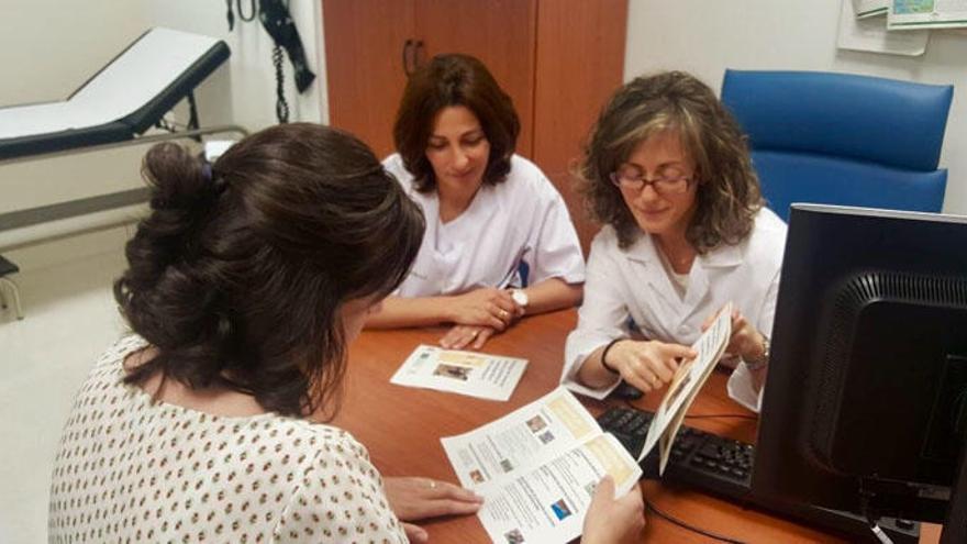 Profesionales sanitarios observando el catálogo.