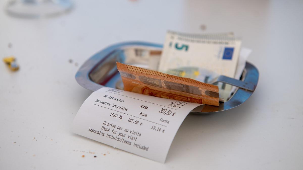 Dinero en efectivo tras pagar la cuenta en el restaurante.