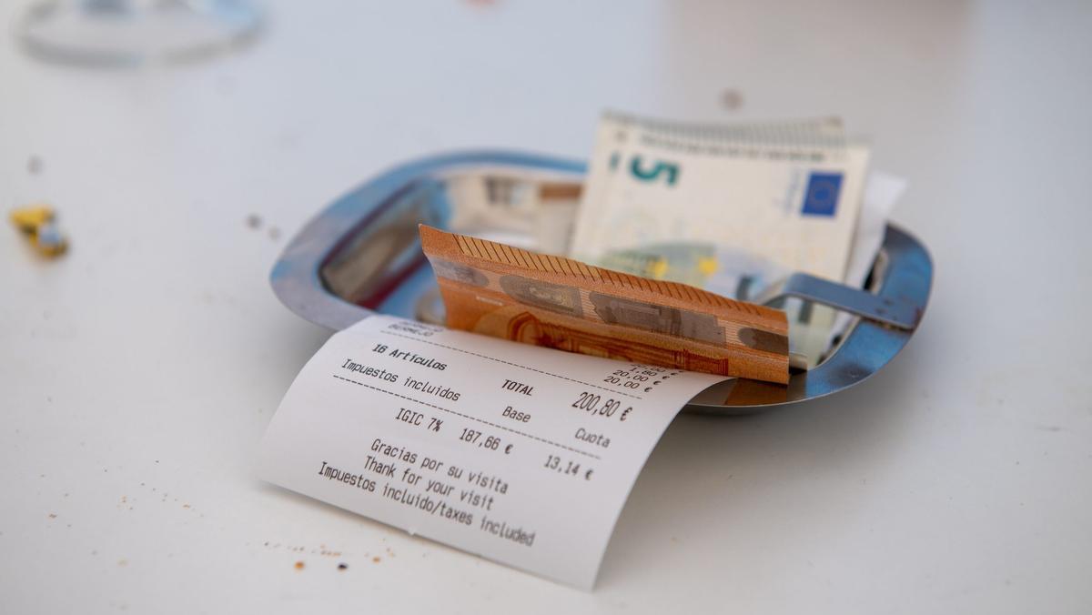 Dinero en efectivo tras pagar la cuenta en el restaurante.