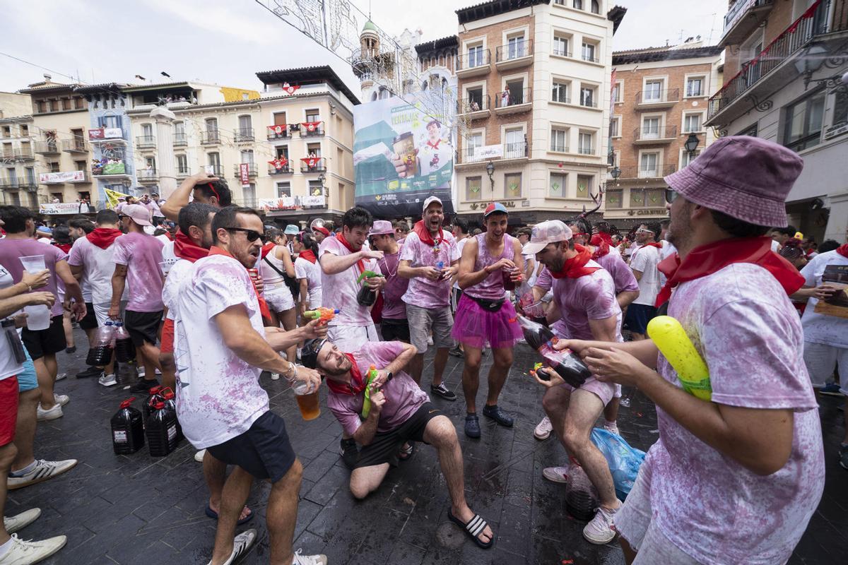 En imágenes | Teruel estalla con la puesta del panuelo al Torico