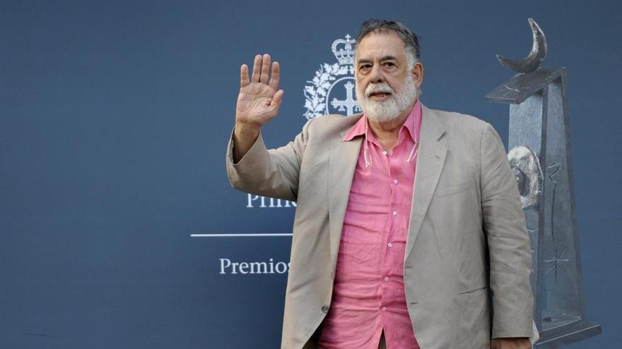 Francis Ford Coppola saluda a su llegada a Oviedo.