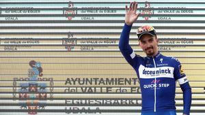 Julian Alaphilippe,  en el podio de la Vuelta al País Vasco.