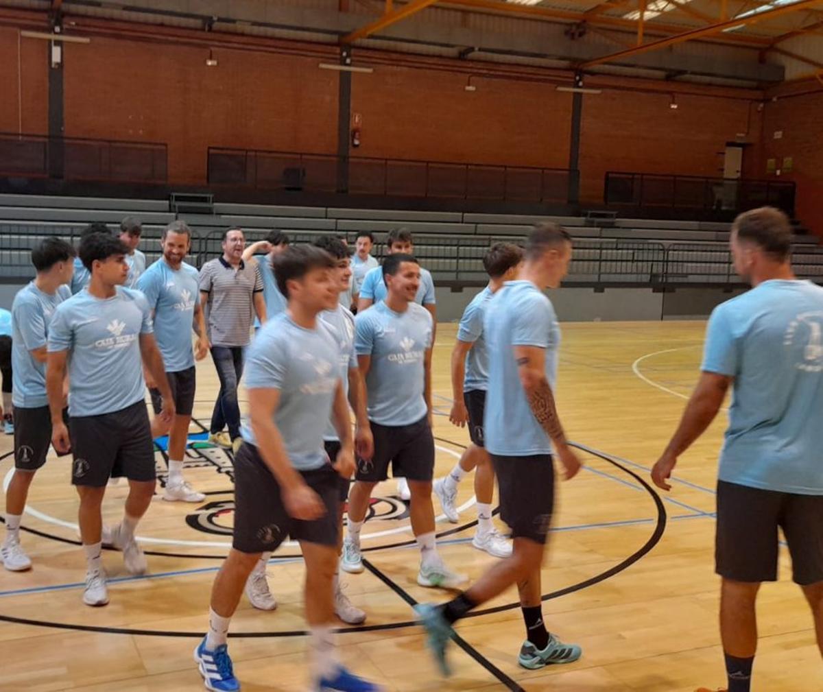 El equipo celebró ayer su primer entrenamiento de la pretemporada. | LOZ