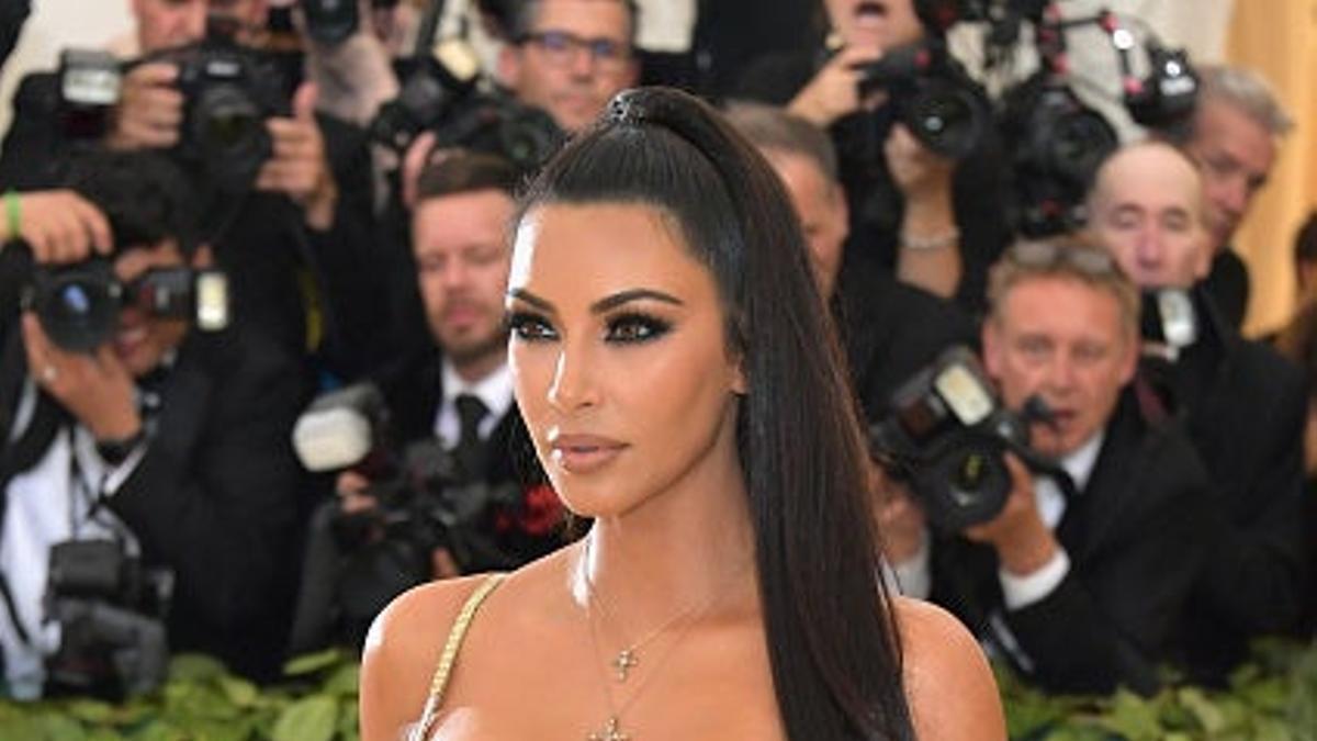 Kim Kardashian con vestido dorado en la Gala Met