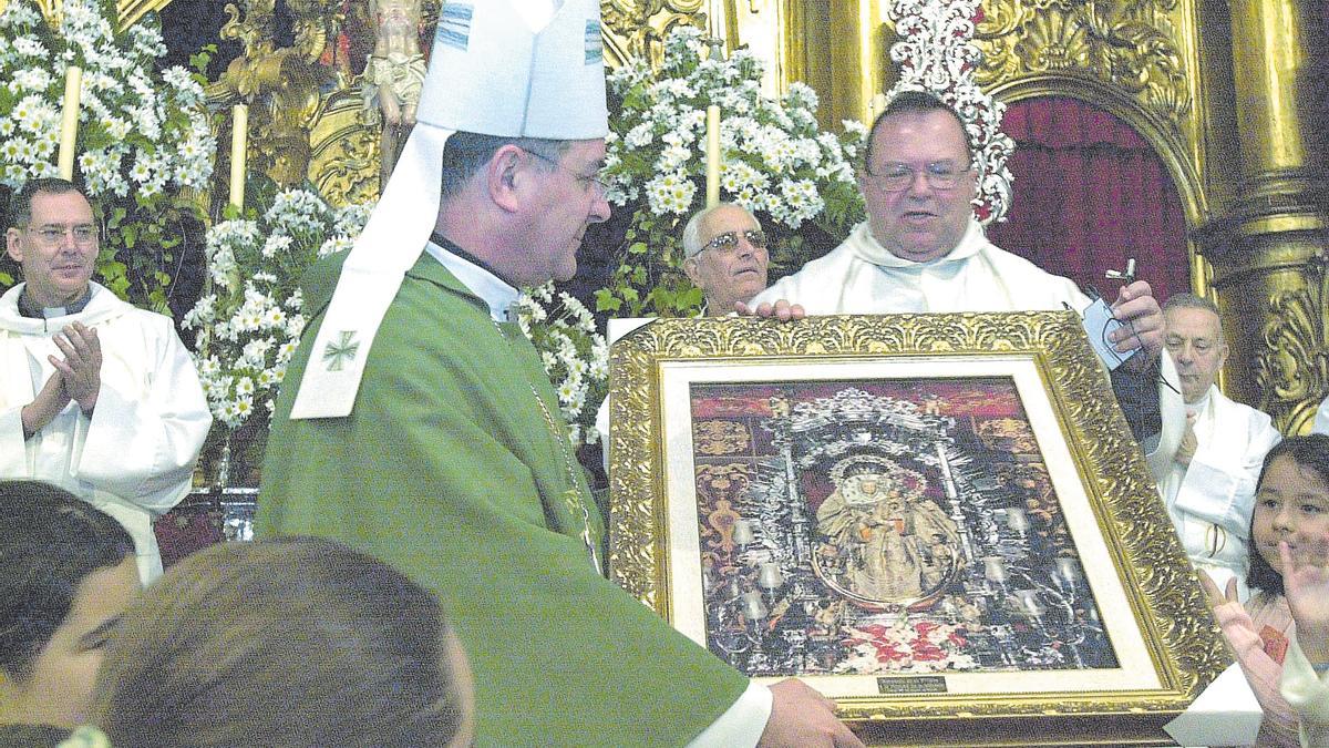 Francisco Cases recibe un cuadro de la Virgen del Pino en su primera misa como Obispo en 2006.