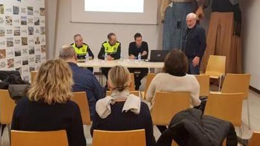 La Policia Local de Llançà, explicant el sistema dilluns.