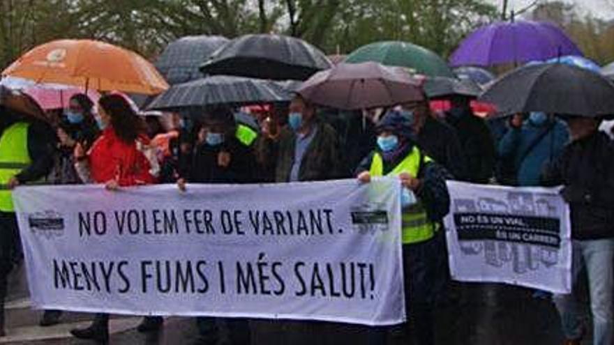 Els veïns de l&#039;avinguda Sant Jordi d&#039;Olot tallen el trànsit