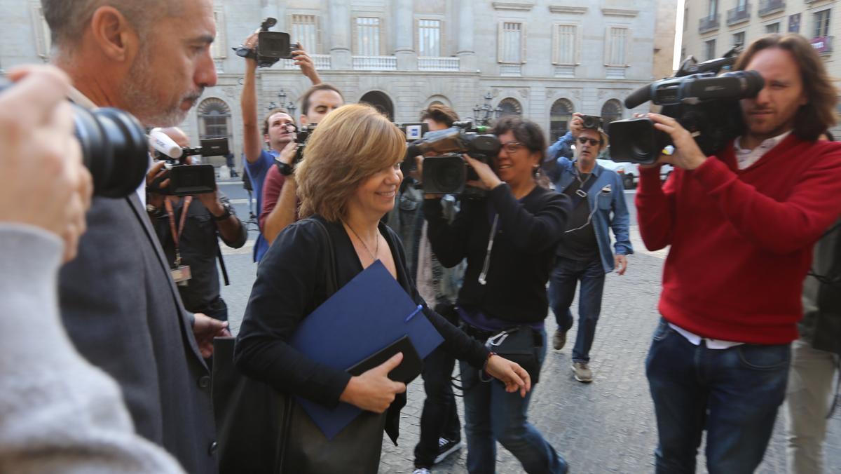 Arribada de diversos consellers al Palau de la Generalitat per assistir a la reunió del Govern.