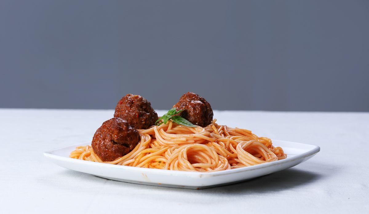 Un plato sencillo: espaguetis con albóndigas.