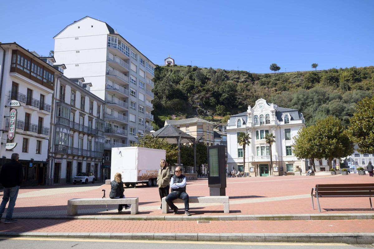 Plaza de Alfonso X El Sabio, con el Ayuntamiento al fondo, las estatuas de Severo Ochoa y Margarita Salas, y el fuero.