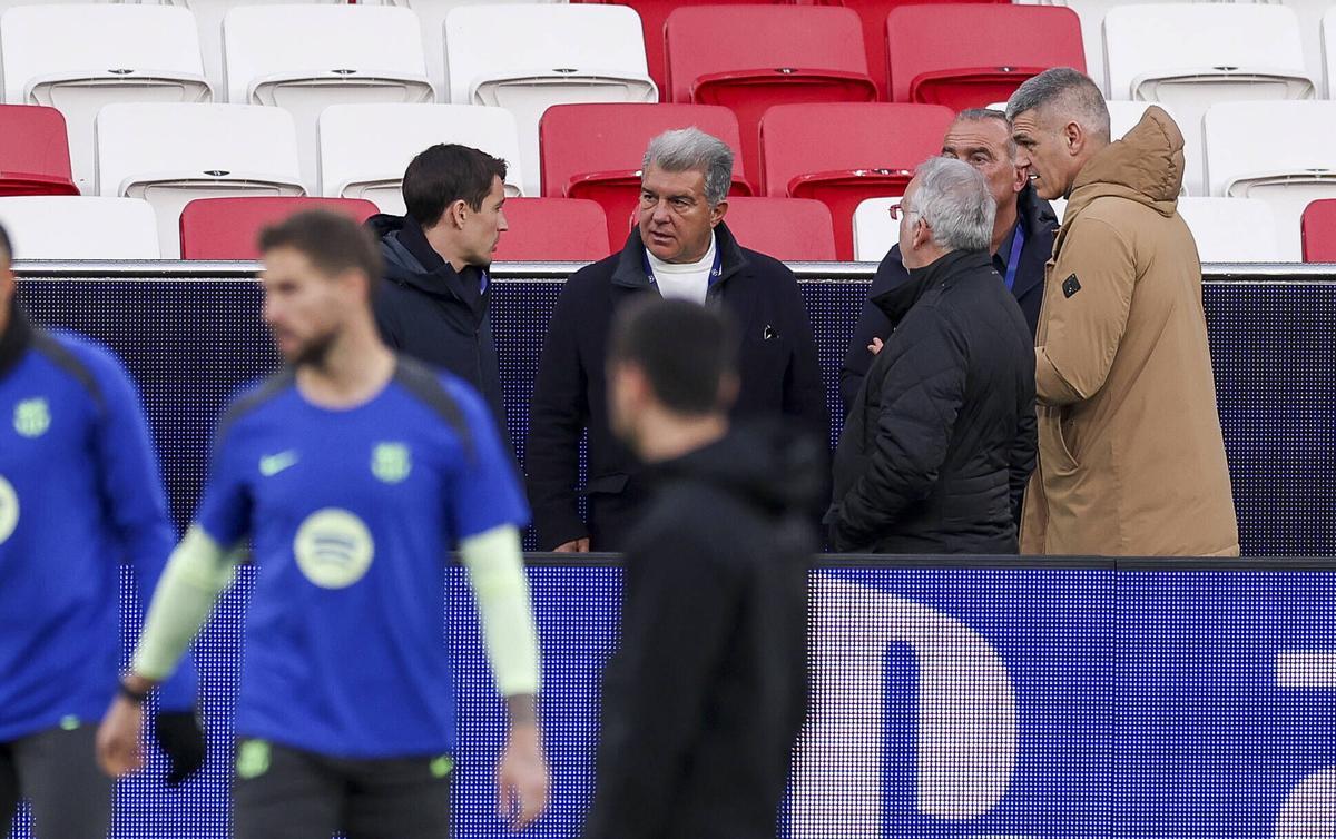 Joan Laporta, junto a la plantilla en los compases iniciales del entrenamiento.