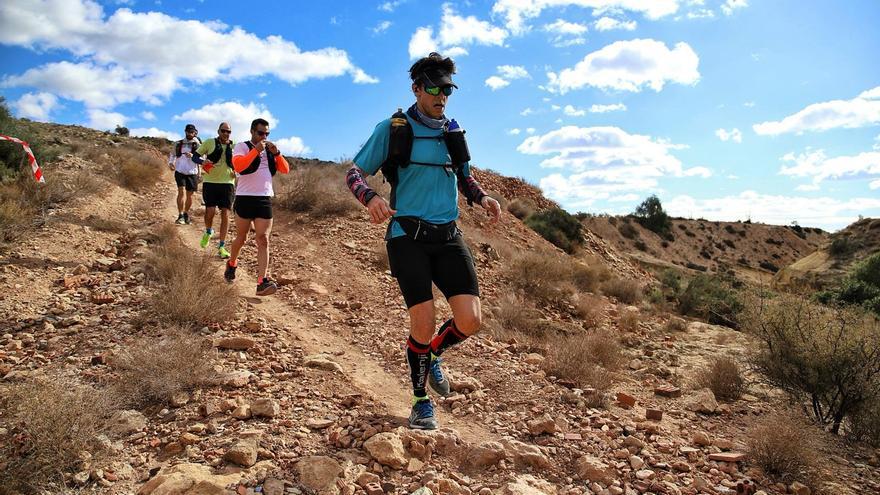 La Transilicitana desafía al viento y bate los récords masculino y femenino