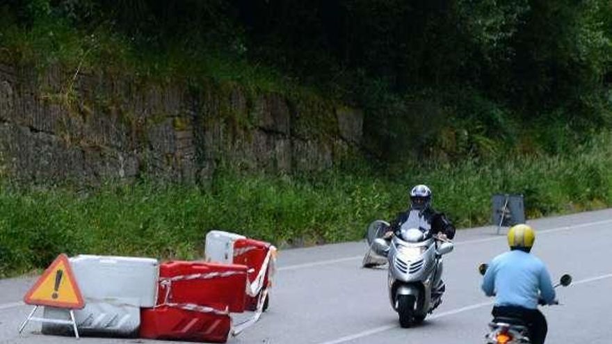 Señalización del socavón en el vial de Castiñeiras.