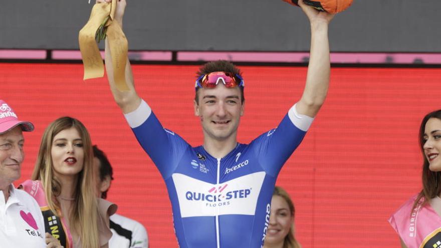 El italiano Viviani gana el primer sprint del Giro