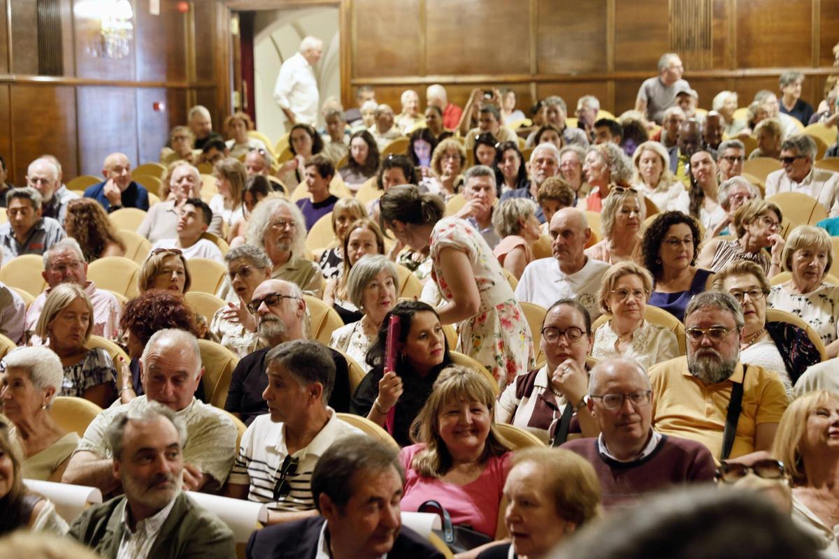 Asistentes al acto en el teatro Jovellanos.