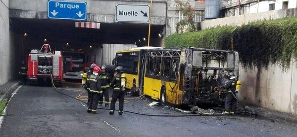 Incendio de una guagua en la Autovía