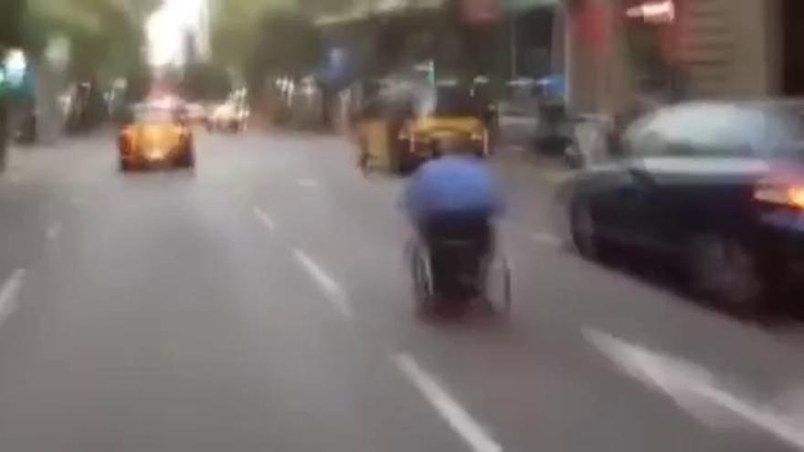 En silla de ruedas y a toda velocidad por el centro de Barcelona