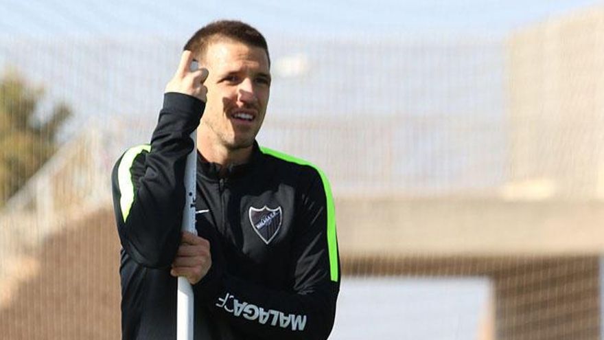 Camacho, agarrado a una pica, en el entrenamiento de este martes.