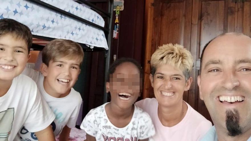 El volcán de La Palma sepulta la peluquería de una familia que acoge a tres niños migrantes