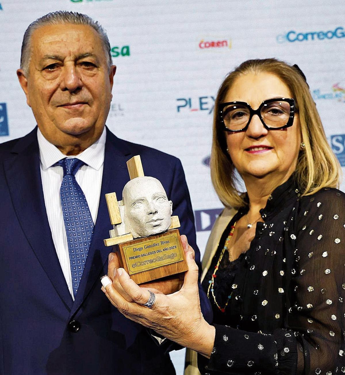 José María González Carballedo y Pilar Rivas Reglero recogieron el galardón de su hijo, el cirujano Diego González Rivas, que no pudo asistir a la entrega por encontrarse operando en  Rumanía, a donde viajó desde China el pasado lunes.