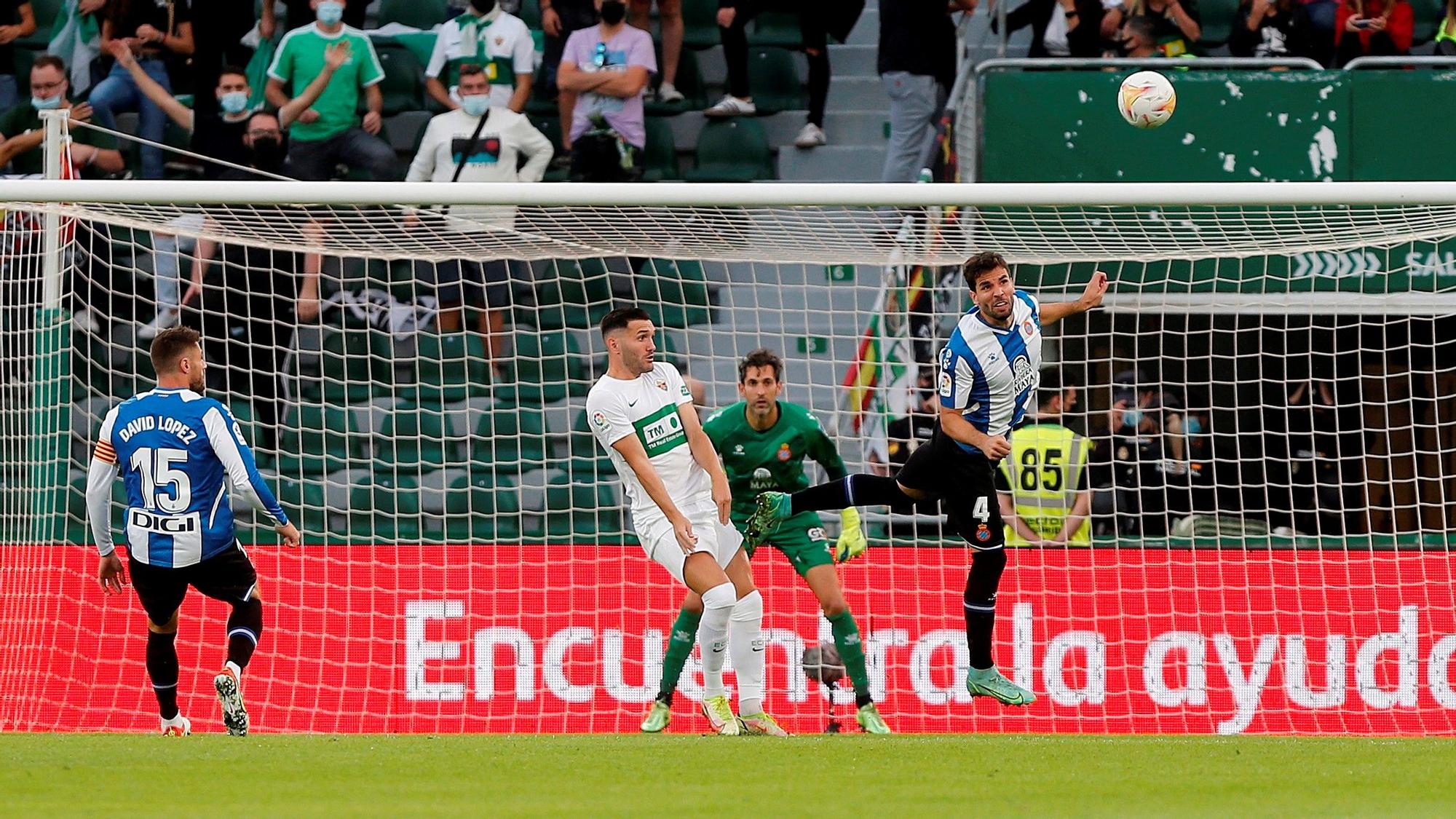 Cabrera despeja de cabeza ante Lucas Pérez.