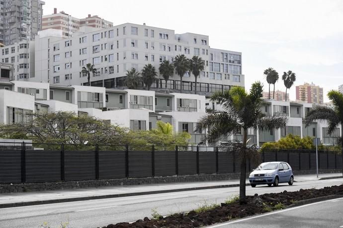 25-12-19 LAS PALMAS DE GRAN CANARI. LA MINILLA. LAS PALMAS DE GRAN CANARIA. Foto de un edificio de dúples en la Avenida de Ansite, número 11, que tienen exceso de altura, con respecto al plan general.  Fotos: Juan Castro.  | 25/12/2019 | Fotógrafo: Juan Carlos Castro