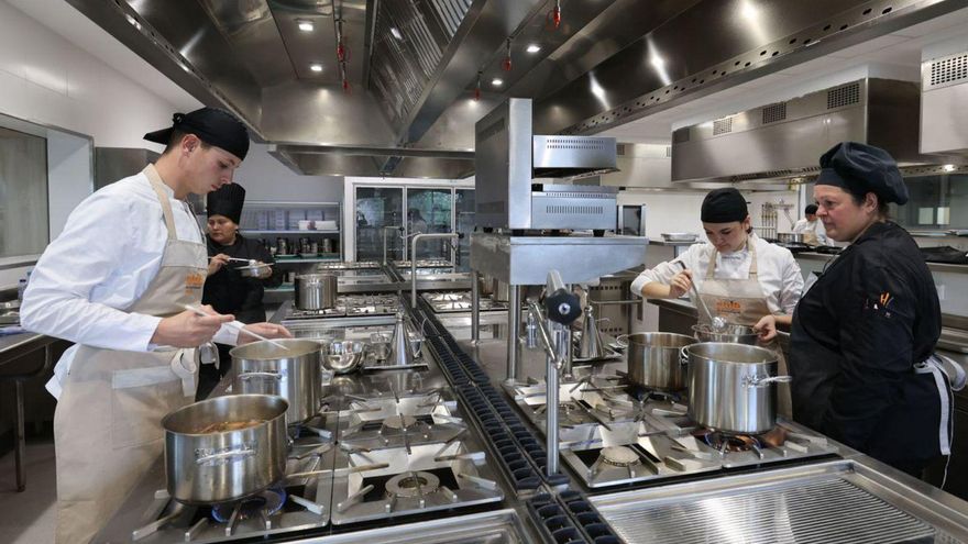 La cocinera Marga Orell en una clase en los fogones de sa Coma. | J.A.R.