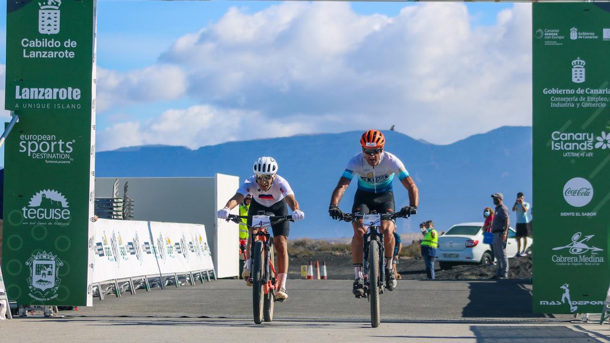 Ismael Ventura y Karl Markt en la segunda etapa del 4 Stage MTB Race Lanzarote.