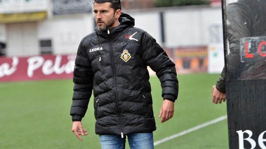 Iván Ania, durante un partido del Caudal en el Hermanos Antuña.