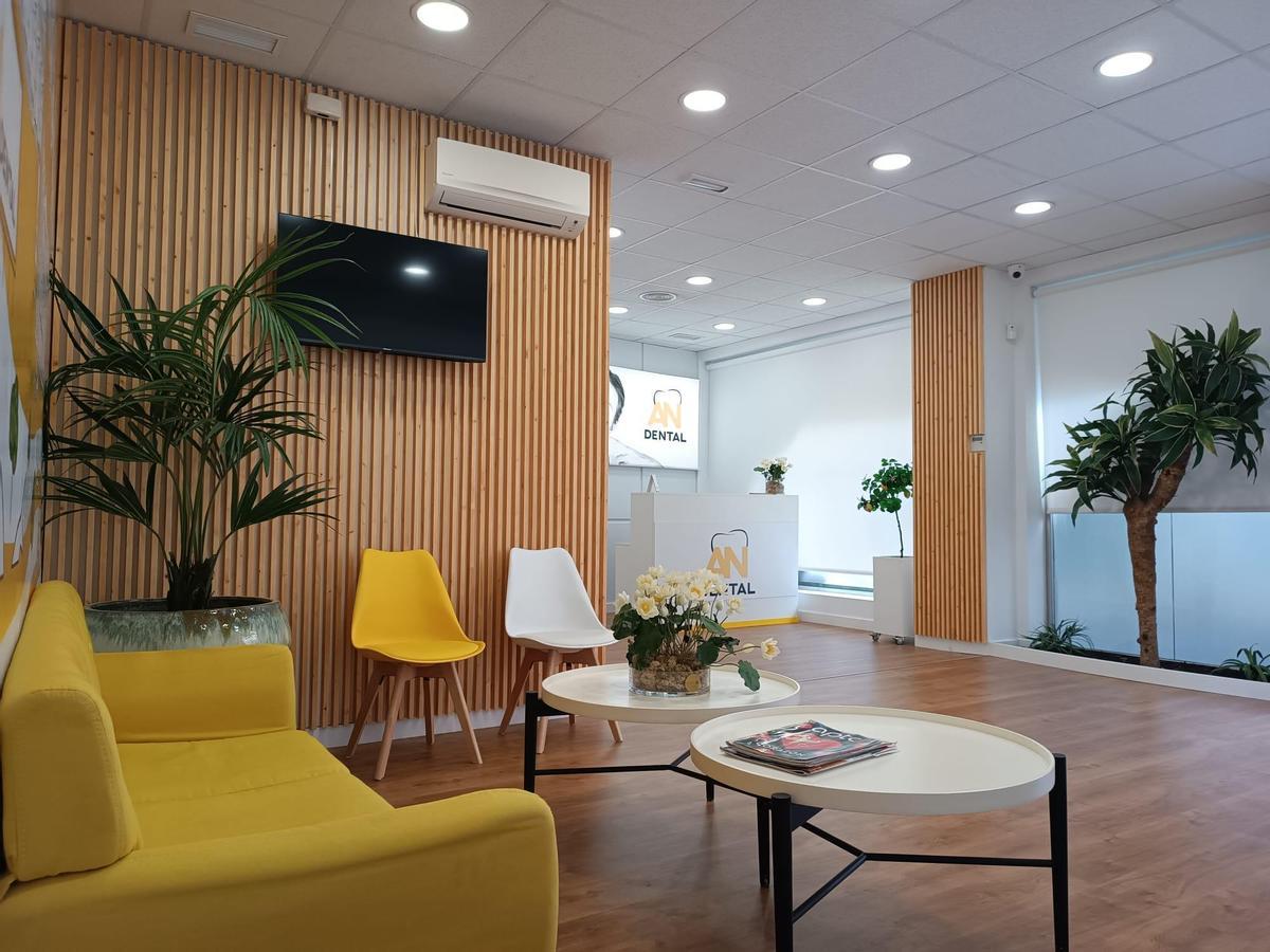 La clínica dental ofrece implantes dentales a precio reducido para hacerlo accesible a todos