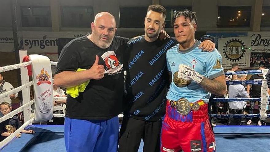 Manuel Jiménez, Brais Méndez y José Gregorio Suero, tras la pelea en Porriño.