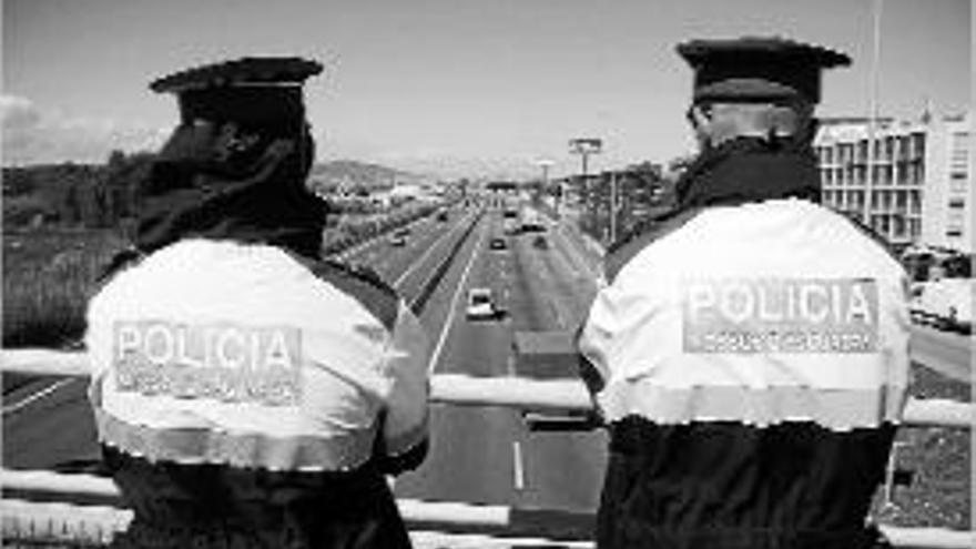 Dos agents controlant, dimecres passat, els accessos de Barcelona.