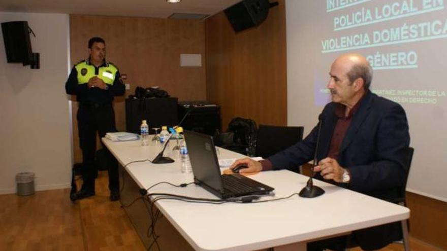 Una imagen de la clausura ayer de las jornadas con la conferencia del inspector Caselles.