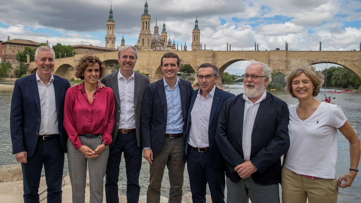 Presentación de candidatos a las elecciones europeas del PP en Zaragoza, frente al puente de Piedra.