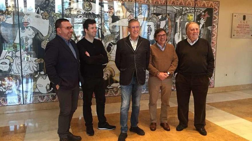 De izquierda a derecha, Cosme Marina, Óliver Díaz, Emilio Sagi, Roberto Sánchez Ramos y Francisco González, ayer en el salón de té del teatro Campoamor.