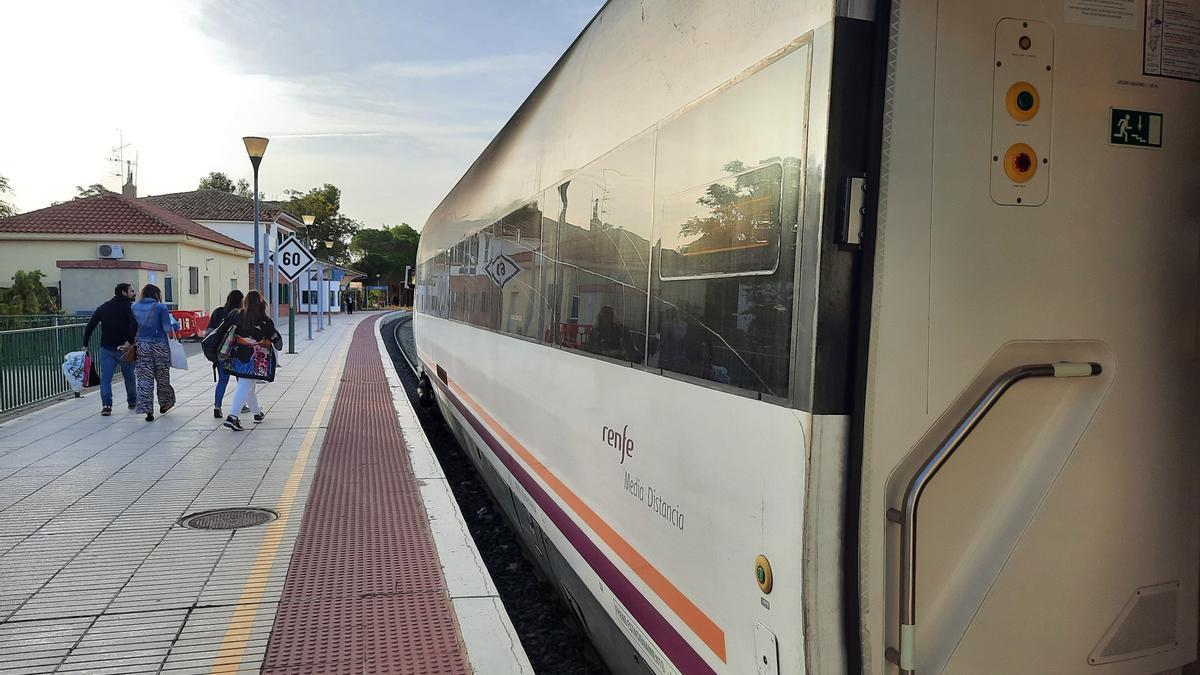 Viajeros subiendo a un tren de Media Distancia de Renfe en la estación de Cariñena