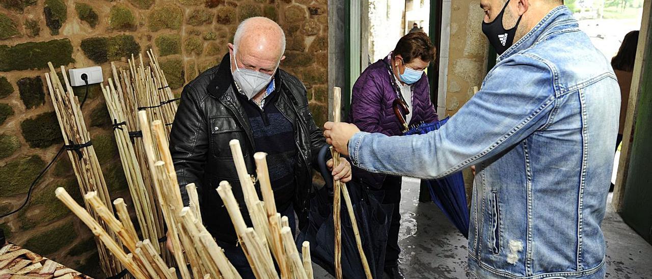 Un devoto acerca la vara a la imagen de San Jorge para pedir su protección. La carne se compra como limosna al Santo.  | // BERNABÉ/JAVIER LALÍN