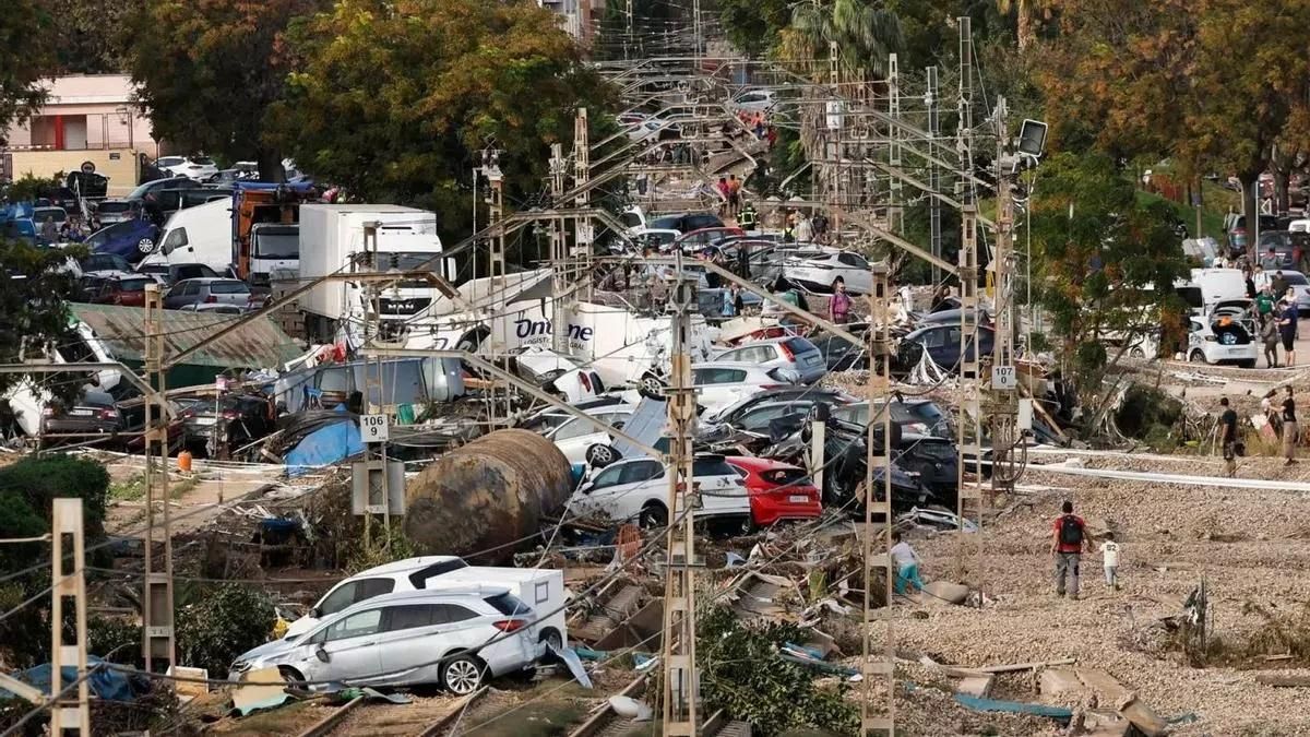 Coches amontonados sobre las vías del tren en Alfafar, en los días posteriores a la dana.