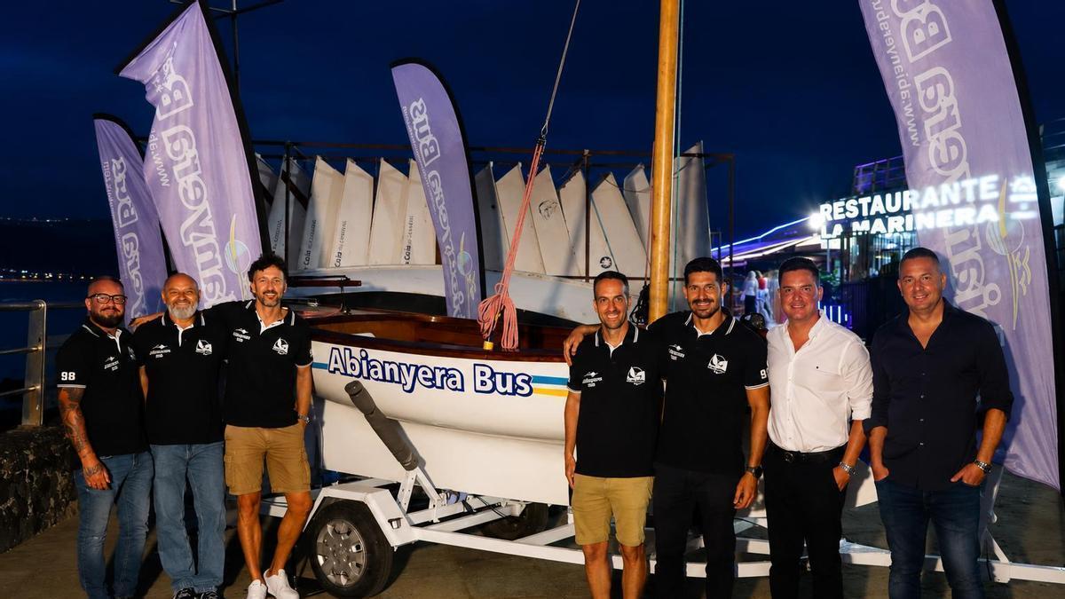 La presentación del Barquillo de vela latina AbianyeraBus Playa de la Laja