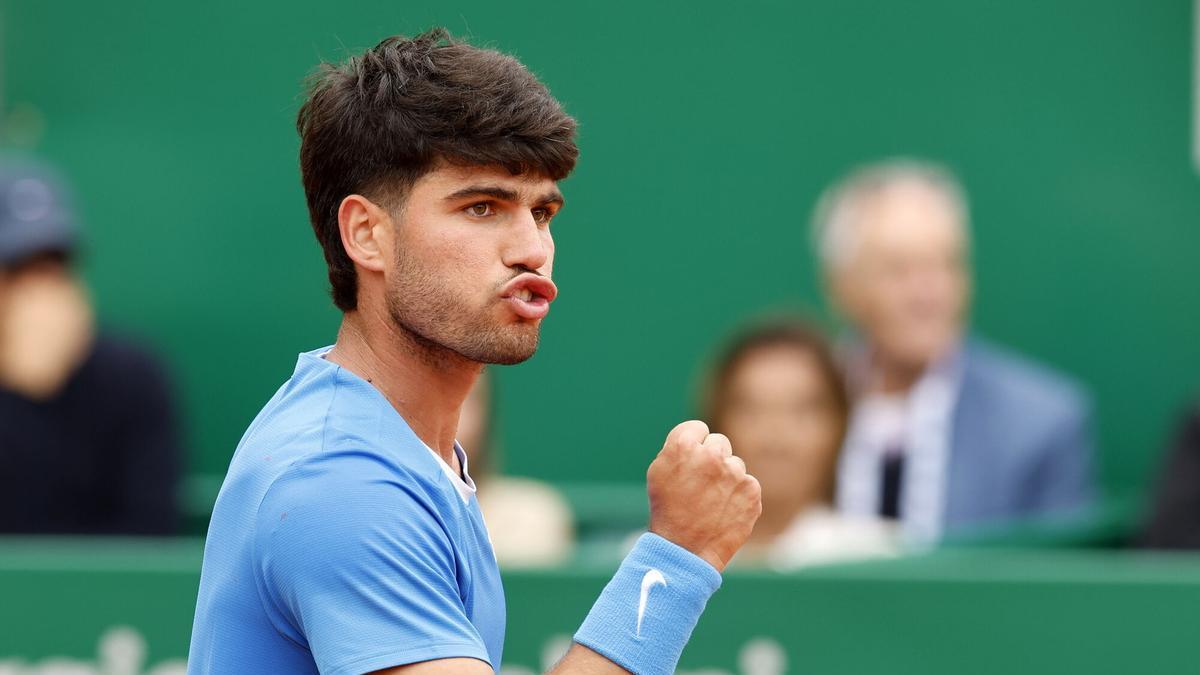 Carlos Alcaraz, durante el partido en Montecarlo