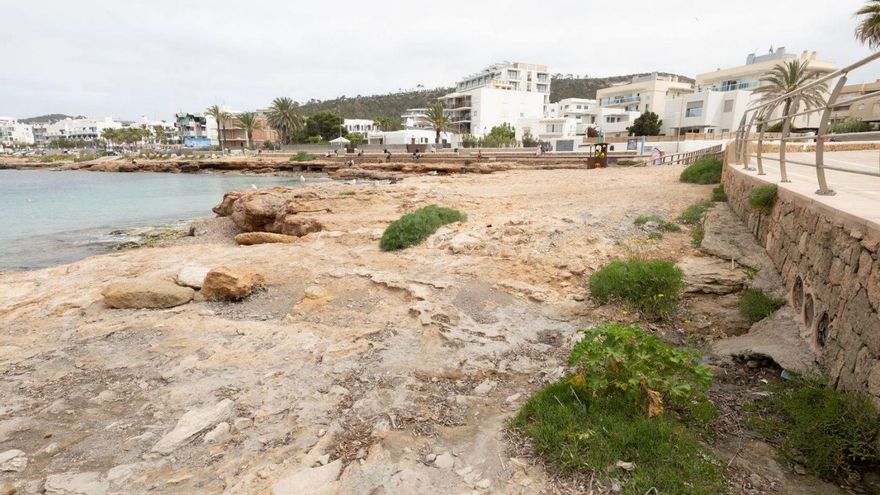 Choque entre Sant Antoni y Salvem sa Badia por el vertido de Caló des Moro