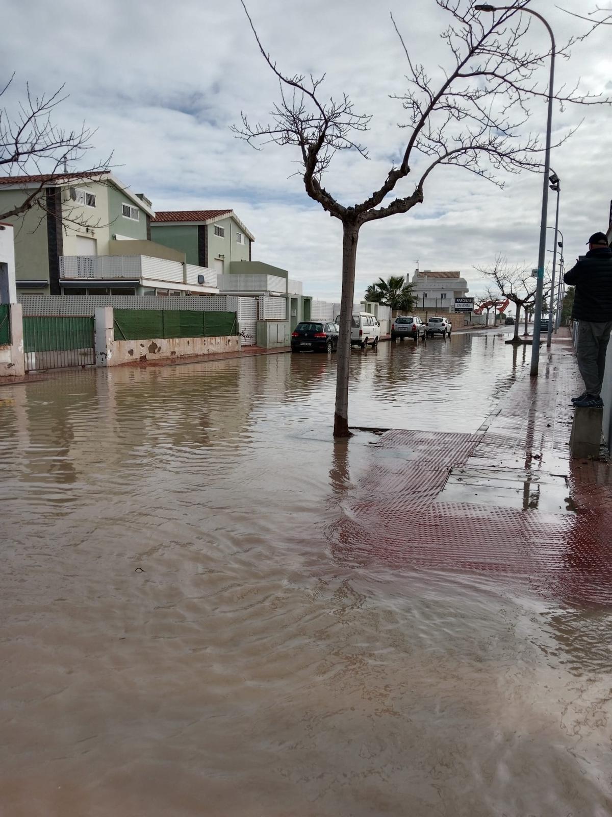 Moncofa denuncia la dejadez de Costas ante los daños reiterados en la playa