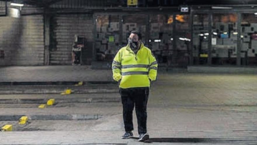 La noche, en la estación de autobuses