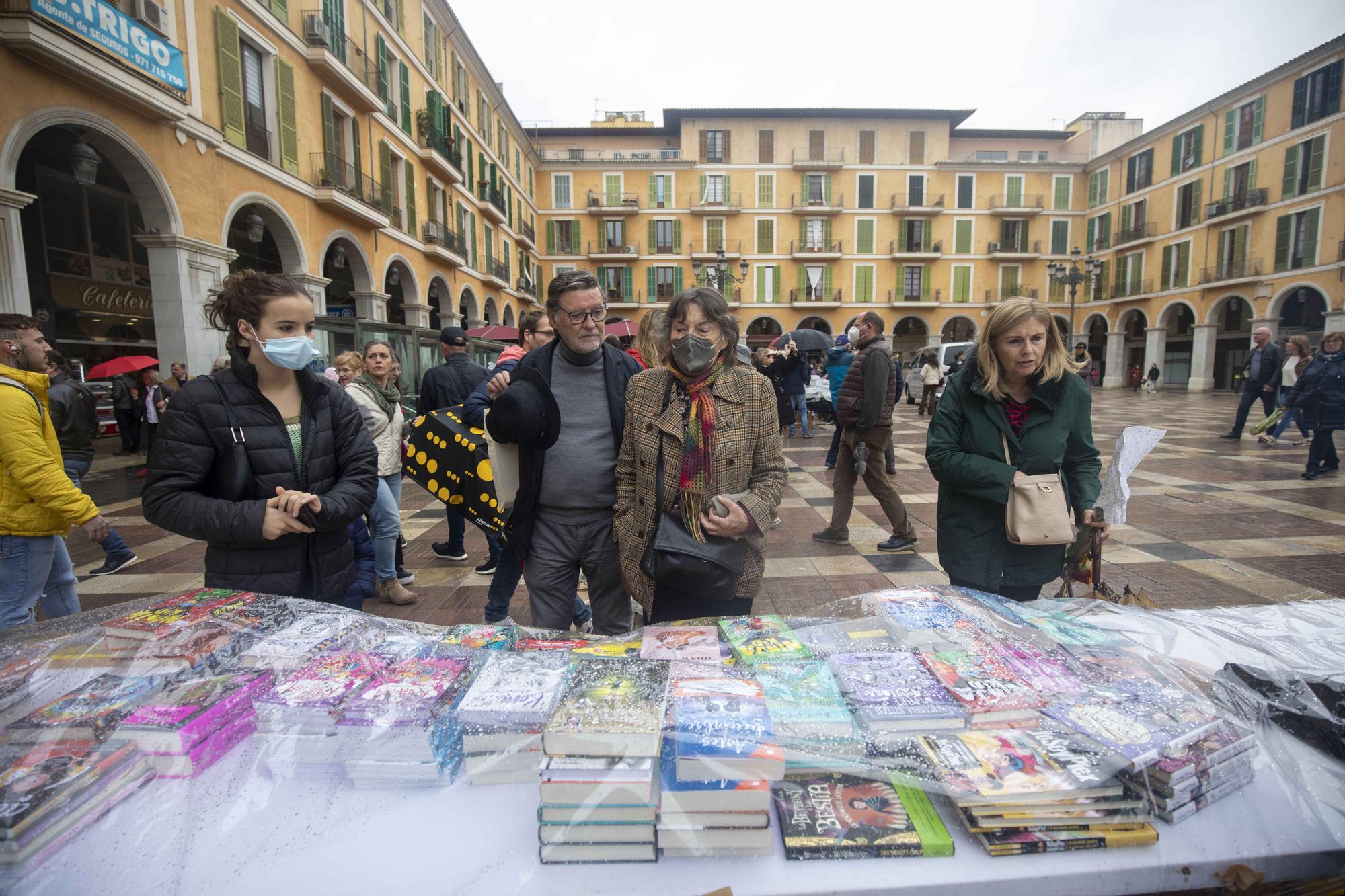 Sant Jordi en Palma revive tras la lluvia