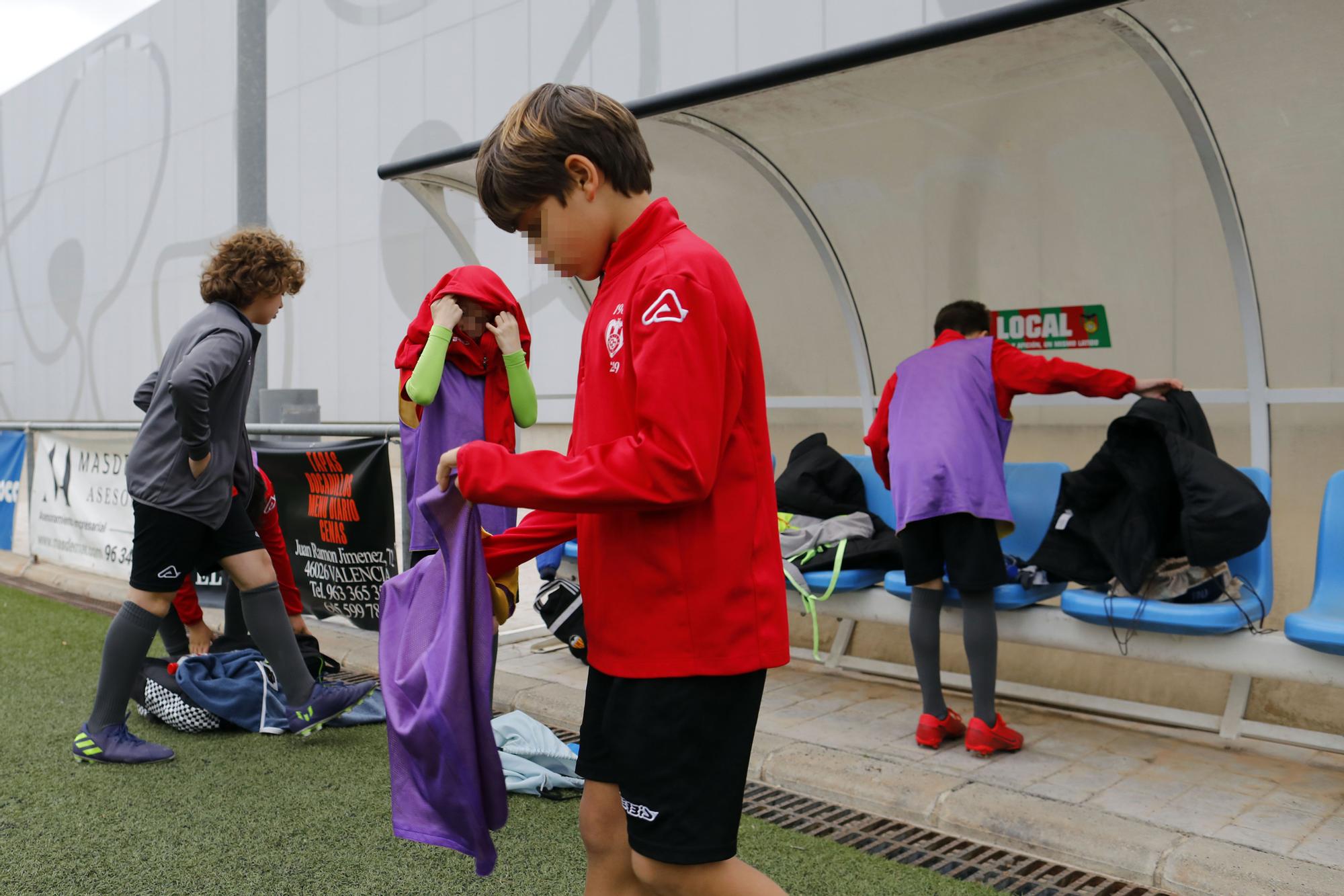 Los niños vuelven a entrenar después de las restricciones