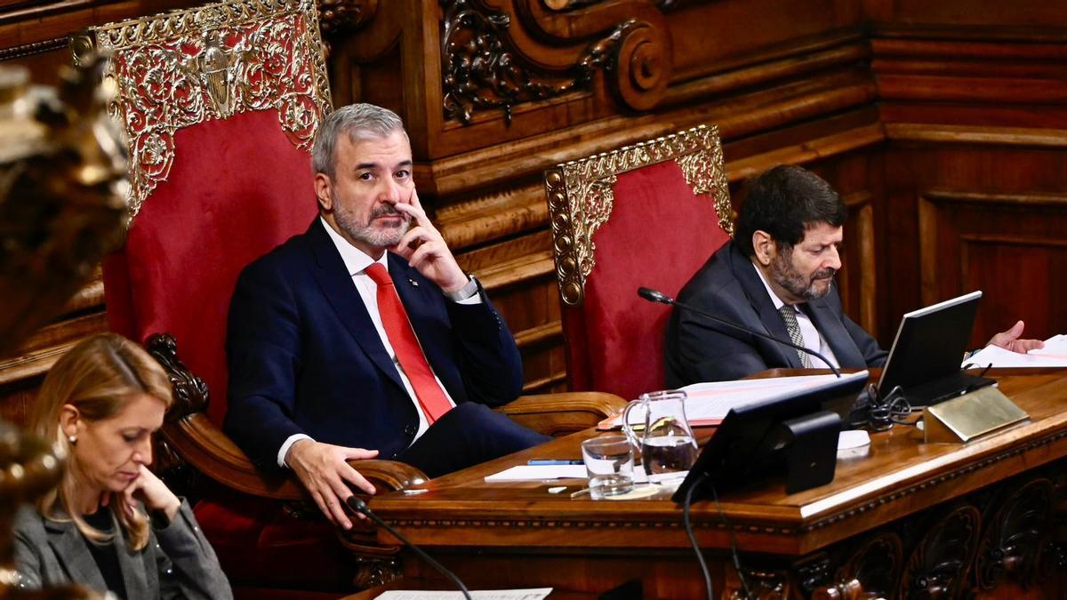 El alcalde de Barcelona, Jaume Collboni, en el pleno del Ayuntamiento de este viernes.