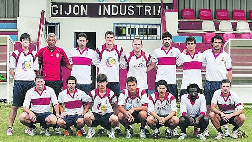 Plantilla del Gijón Industrial durante el entrenamiento celebrado ayer, en el campo de Santa Cruz.