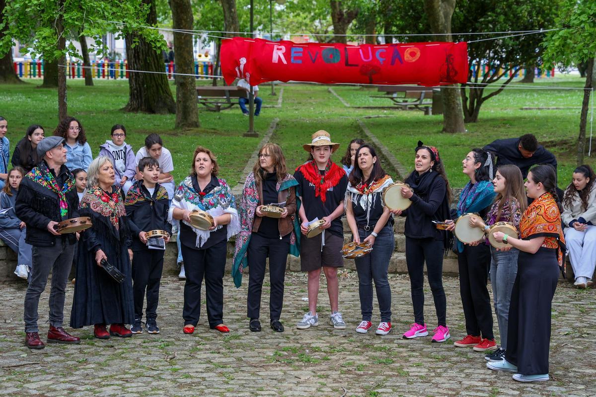 La música tradicional alegró la mañana en el parque Dona Concha.
